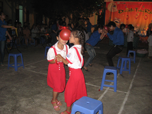 Trò chơi “mang bóng bay” do các anh, chị đoàn viên TT Kỳ Sơn tổ chức cho các em nhỏ TT Bảo trợ xã hội tỉnh tại đêm giao lưu văn nghệ “Tết Trung thu - trọn niềm vui cho em”.